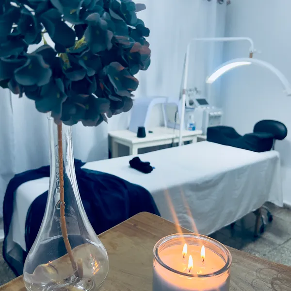 Elevamos la medicina estética a su máximo nivel. Somos un centro de alto prestigio donde la excelencia, la profesionalidad y la calidez de nuestros especialistas se combinan para ofrecerte la experiencia que necesitas. Trabajamos con los tratamientos más avanzados, tanto faciales como corporales, bajo un sistema de cita previa y con la opción de atenderte en nuestro salón o en tu propia casa a donde llevamos los servicios esenciales
Aquí cada detalle está pensado para que te sientas único, especial y tratado con el respeto, el conocimiento y el cuidado que mereces.