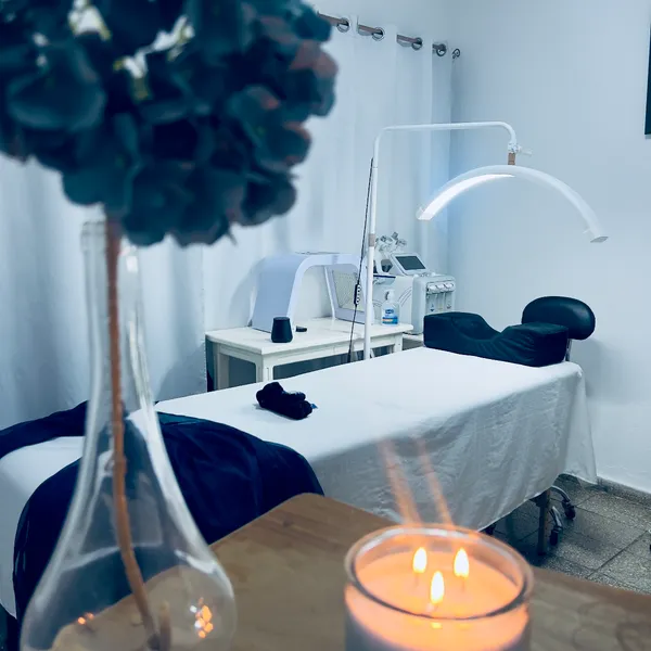 Elevamos la medicina estética a su máximo nivel. Somos un centro de alto prestigio donde la excelencia, la profesionalidad y la calidez de nuestros especialistas se combinan para ofrecerte la experiencia que necesitas. Trabajamos con los tratamientos más avanzados, tanto faciales como corporales, bajo un sistema de cita previa y con la opción de atenderte en nuestro salón o en tu propia casa a donde llevamos los servicios esenciales
Aquí cada detalle está pensado para que te sientas único, especial y tratado con el respeto, el conocimiento y el cuidado que mereces.