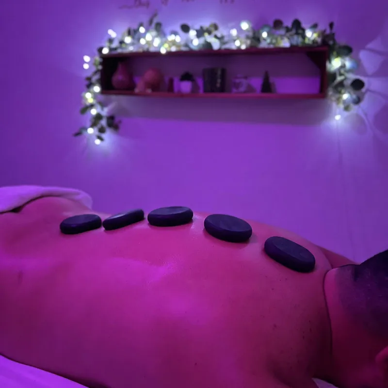 Masaje con Piedras Calientes
