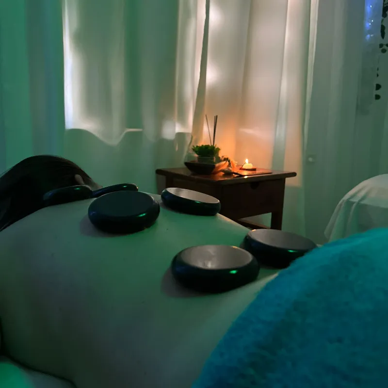 Masaje con Piedras Calientes