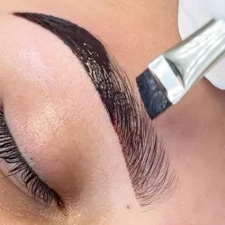 Pigmentación de Cejas con Henna