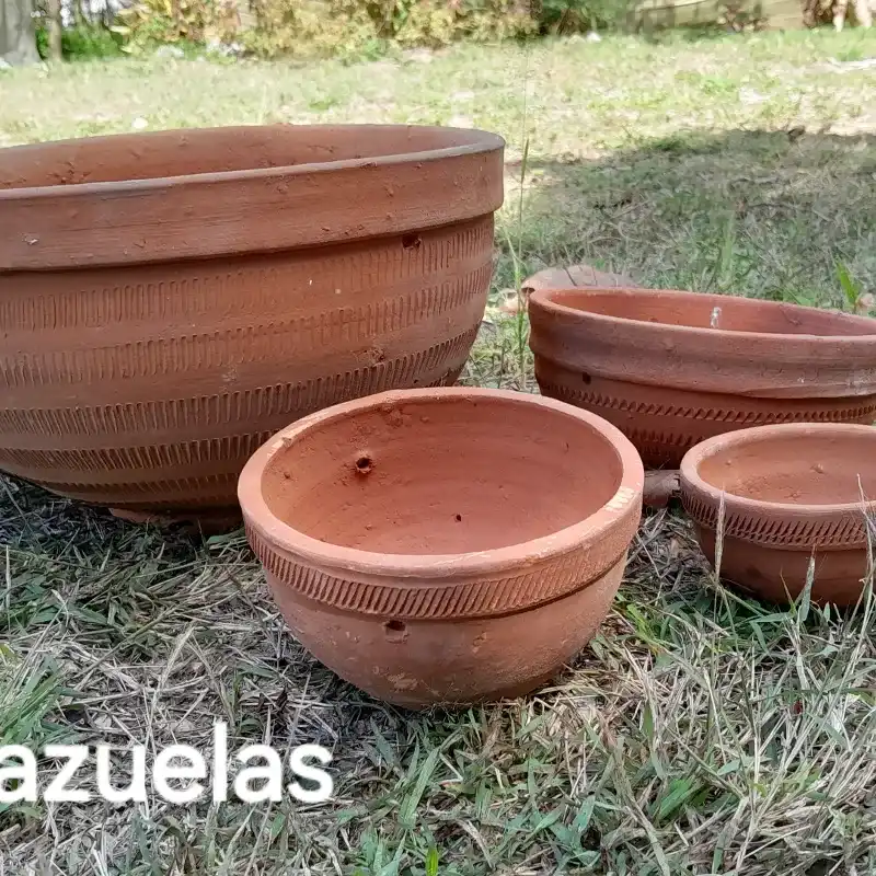 Cazuelas de barro vacias