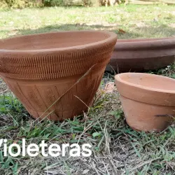 Violeteras de barro vacias