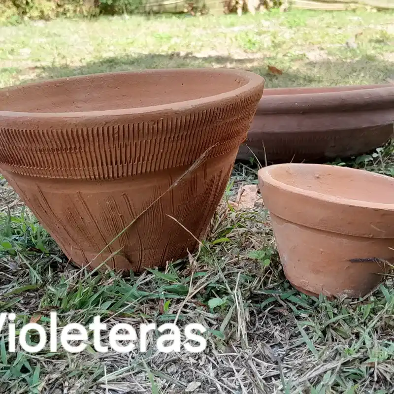 Violeteras de barro vacias