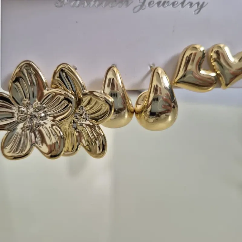 Aretes dorados de acero