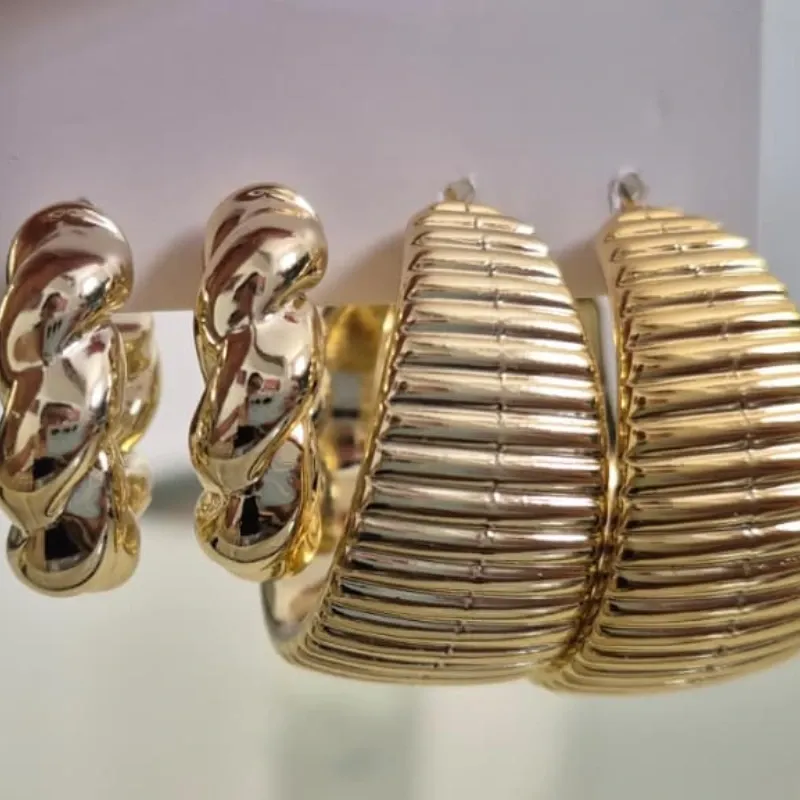 Aretes dorados de acero