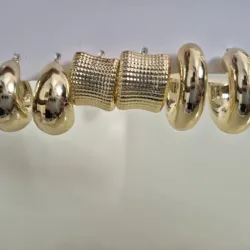 Aretes dorados de acero