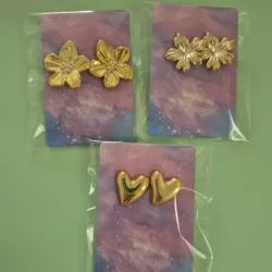 Aretes dorados de acero
