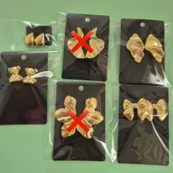 Aretes dorados de acero