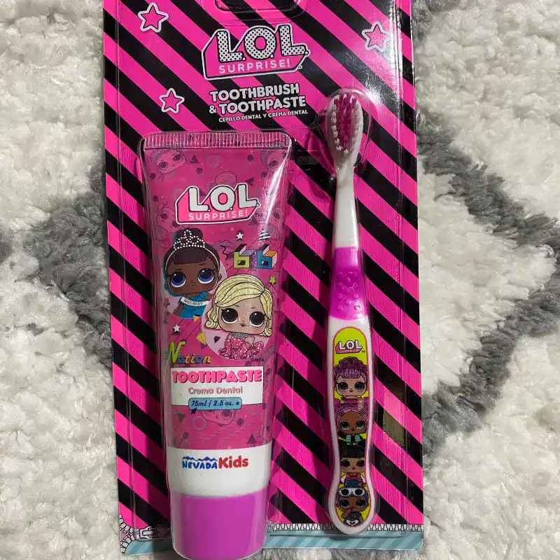 Set de pasta y cepillo LOL $6 USD 