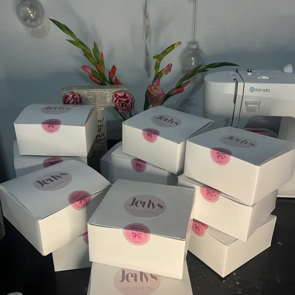 Jerlys accesorios es un emprendimiento que nace con el fin de resaltar la feminidad y la belleza de nuestras clientas con accesorios hechos completamente a mano y con mucho amor. Además contamos con productos que más allá de hacerte lucir hermosa buscan cuidar tu cabello. 

¿CÓMO PUEDES HACER UN ENCARGO?
- Nuestros productos demoran de 7-10 días en estar listos, dependiendo del tamaño del encargo.
- Al momento de hacer un pedido se paga la mitad por adelantado para confirmar su encargo.
-Los encargos pueden ser recogidos en Punta
Brava, la Lisa o en la calle 19 de mayo el Ayestarán y Almendares en la Facultad de Lenguas Extranjeras.
-  Contamos con servicio a domicilio a todas partes de la Habana por un costo adicional.
•Radicamos en la Habana pero también entregamos productos en ciudad de Matanzas, Santa Marta y Vardero por un costo adicional.
• Se aceptan todas las modalidades de pago ( cup, transferencia cup, dólares y euros al precio del toque)