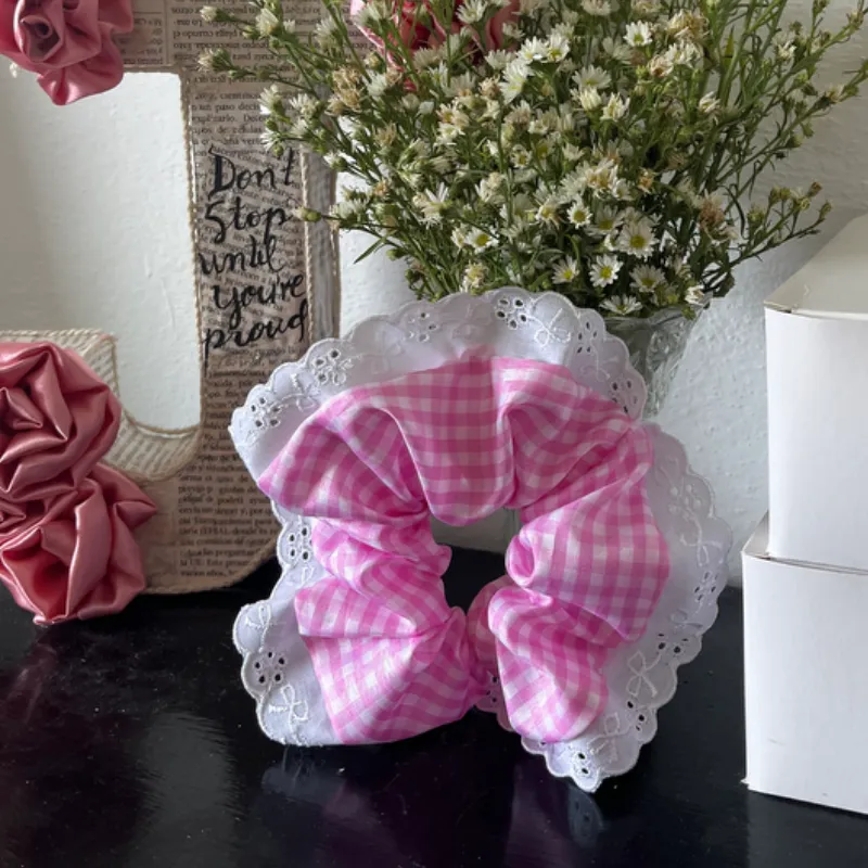 Scrunchie clásico con encaje 