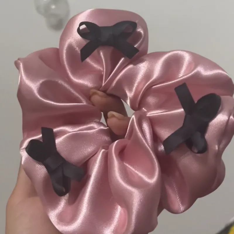 Scrunchie pinky