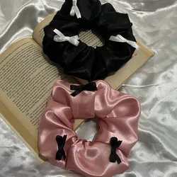 Scrunchie pinky