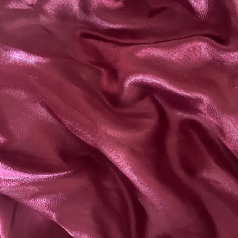 Tela de satin rojo vino