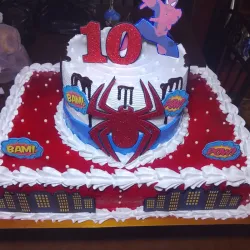 Cake 2 pisos con base tipo plancha, con un 2do piso redondo, incluye la temática