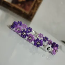 Pulsera de flores con mostacillas incluyendo la inicial 💜