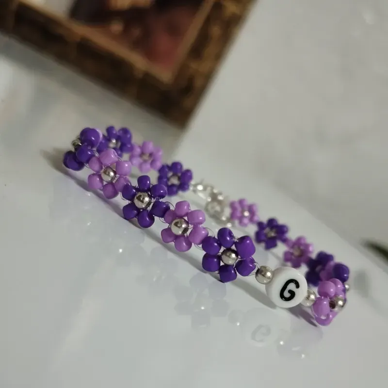 Pulsera de flores con mostacillas incluyendo la inicial 💜