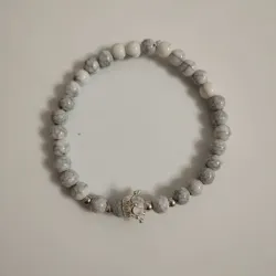 Pulsera de piedras craqueladas y corona plateada 🤍