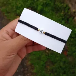 Pulsera tejida con inicial 🖤