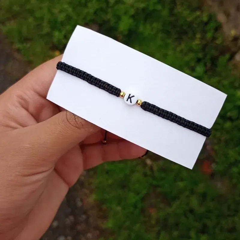 Pulsera tejida con inicial 🖤
