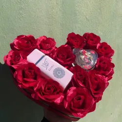 Corazón bochón con perfume y bombones