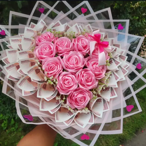 🎀 Jeydi Regalos Guantánamo – ¡Sorprende, emociona y enamora!
Aquí transformamos cada detalle en una experiencia inolvidable. Somos un negocio dedicado a crear momentos mágicos llenos de amor, alegría y emoción, donde cada regalo lleva un pedacito de corazón. ❤️
Nuestro propósito es simple pero poderoso: ayudarte a sorprender a las personas que más quieres de una manera original, especial y diferente. Porque no se trata solo de entregar un regalo… se trata de crear recuerdos que duren para siempre. 🌹
En Jeydi Regalos encontrarás todo lo que necesitas para expresar tus sentimientos con estilo, ternura y creatividad:
🐰 Conejitos y osos sorpresa: tiernos, alegres y llenos de encanto. Perfectos para entregar amor, amistad o alegría en cualquier ocasión.
🎁 Regalos personalizados y sorpresas temáticas: diseñamos cada detalle a tu gusto, desde cajas románticas hasta obsequios de cumpleaños, aniversarios o fechas especiales.
🌸 Ramos y flores de tela: hermosos arreglos que nunca se marchitan, ideales para quienes desean regalar belleza duradera y significado eterno.
🎶 Mariachis y serenatas sorpresa: porque nada expresa mejor los sentimientos que una canción en el momento perfecto.
🍔 Combos de comida y regalos: una combinación irresistible entre sabor y emoción. Nuestros combos están pensados para que disfrutes con quien más amas — incluyen comida, bebida, flores, dulces o peluches según la ocasión.
💞 Arreglos y decoraciones personalizadas: para cumpleaños, pedidas, reconciliaciones, aniversarios o simplemente para decir “te quiero” de una forma única.
Cada entrega es preparada con amor, dedicación y un toque de magia que solo Jeydi Regalos Guantánamo puede ofrecer. Nos encanta ver sonrisas, lágrimas de emoción y momentos llenos de felicidad. ✨
🎀 Porque en Jeydi Regalos Guantánamo, más que vender regalos, creamos emociones, historias y recuerdos inolvidables.
📲 Contáctanos y deja que la magia de los detalles hable por ti.