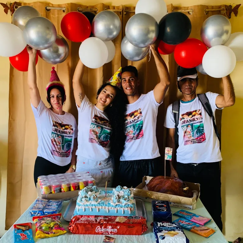 Cumpleaños sorpresas con música , globos y confeti 🎊 de JFamily 