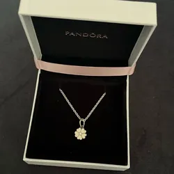 Cadena con Charm de Flor Blanca