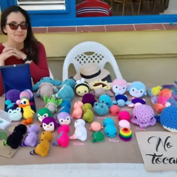 Jimena Tejidos es un emprendimiento que trabaja el diseño y manufactura de amigurumis (muñecos tejidos a crochet) fundamentalmente, aunque también se elaboran otros productos (cardigans, tapestry de decoración).
Es mi placer crear para ti un de recuerdo que viva por siempre.
