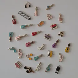 Dijes musicales.🎶