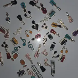 Dijes musicales.🎶