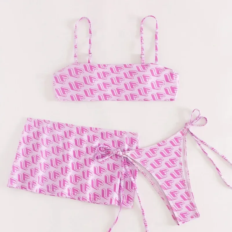 Bikini rosado con pareo