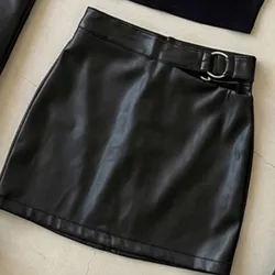 🖤 FALDA NEGRA EFECTO CUERO (H&M)