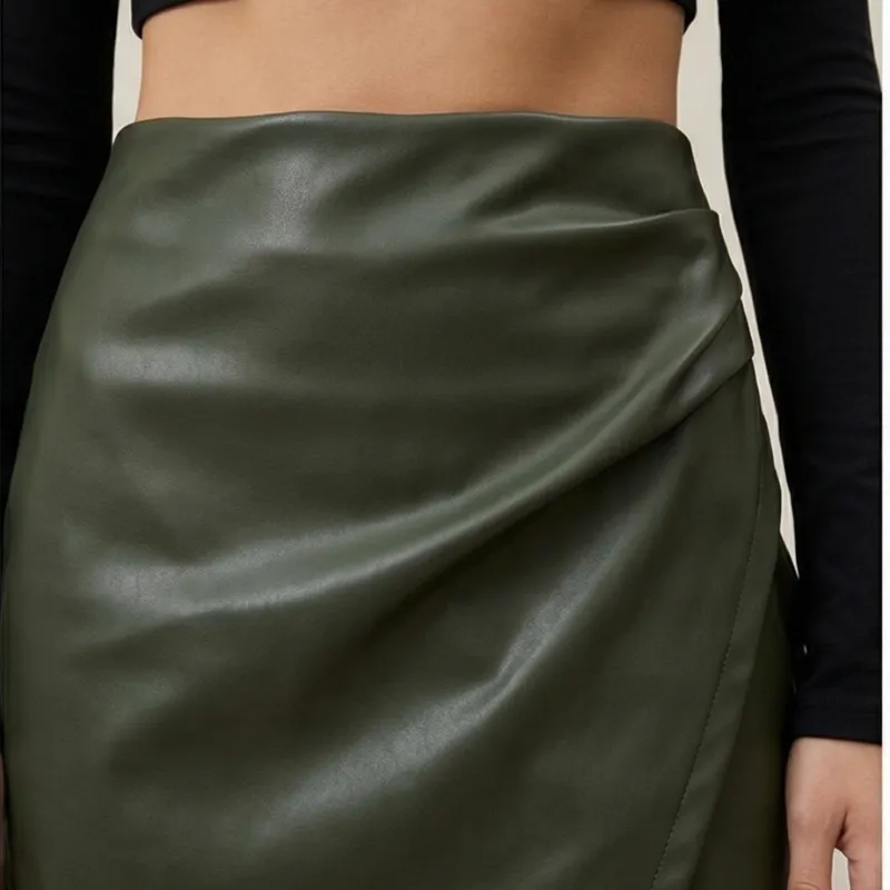 🖤 FALDA SHORT VERDE EFECTO CUERO