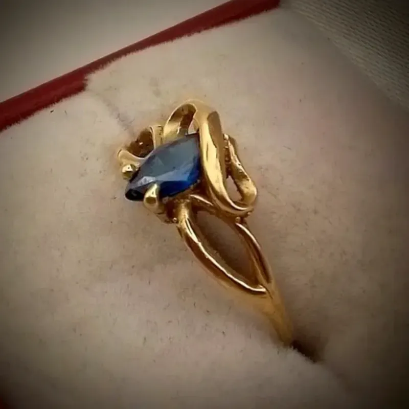Anillo 10k  Con Almendra en Color Azul Talla 7