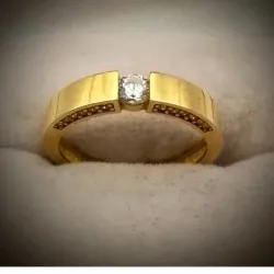Anillo 10k Con Circon Blanco Redondo en el Medio con Aro Ancho y en en borde Exterior Tiene Circones talla 5-3/4