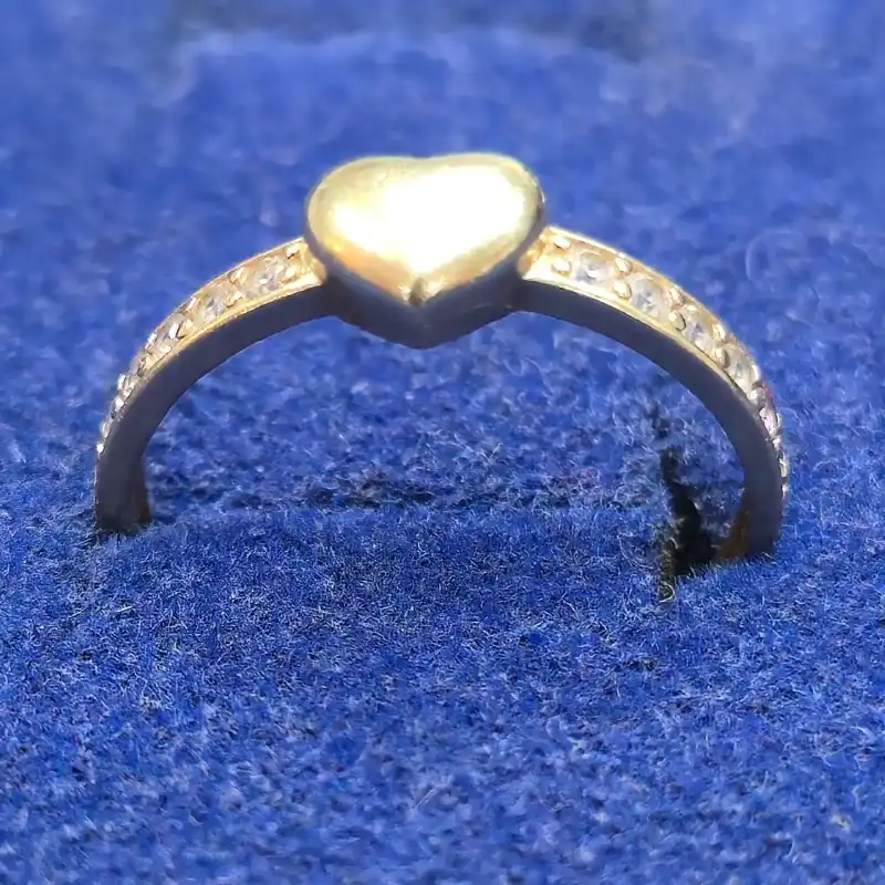 Anillo 10k de Corazón Con Piedras Talla 8