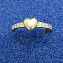 Anillo 10k de Corazón Con Piedras Talla 8