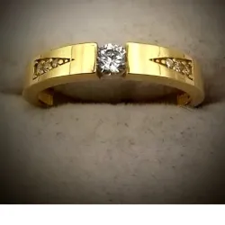 Anillo 10k Estilo Alianza Con Circon Blanco en el Medio y en ambos Lados un Triangulo con Circones talla 8