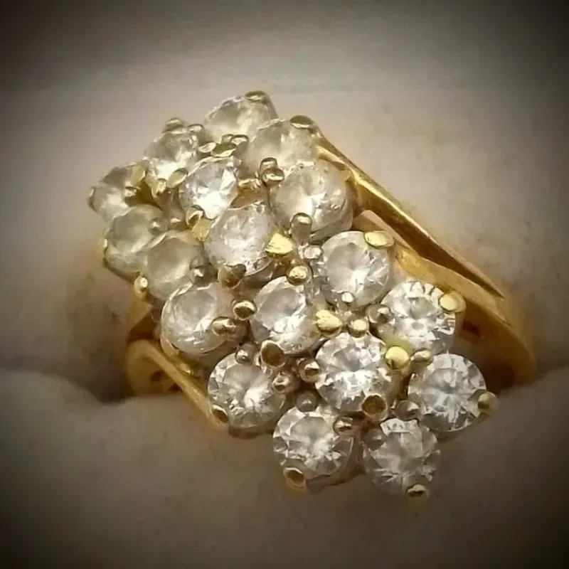 Anillo 10k Estilo Almendra Con Circones Blancos de Joyería talla 7
