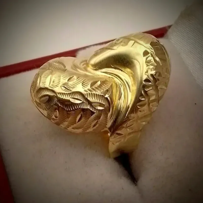 Anillo 10k Estilo Concha con Volumen talla 6-1/2