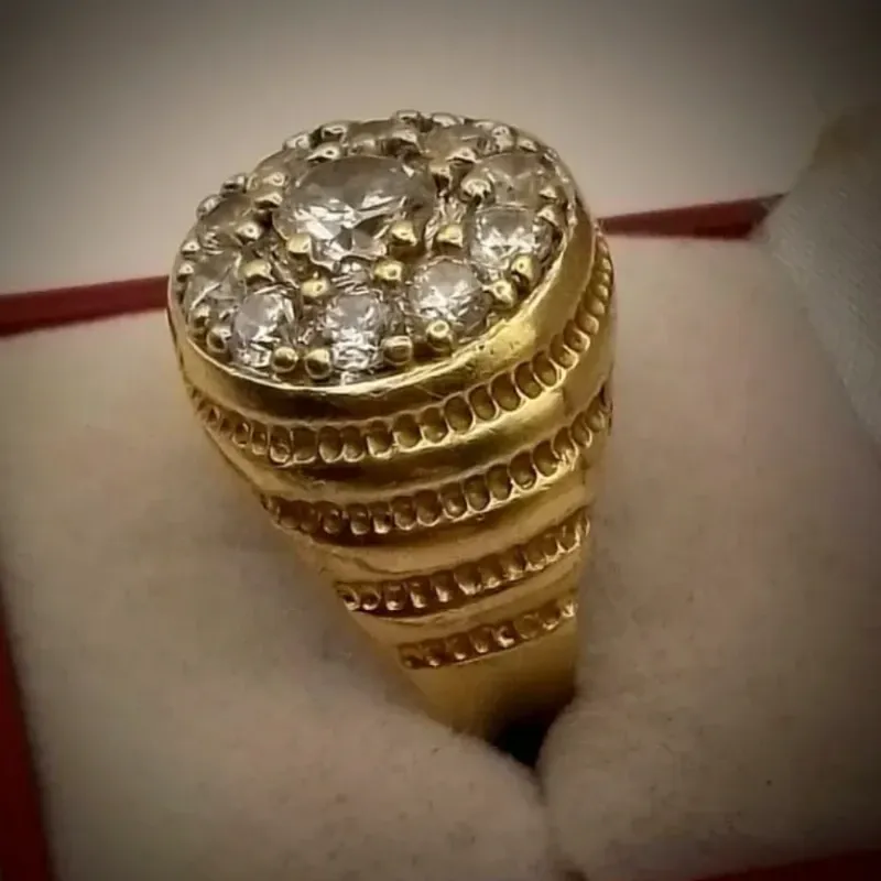 Anillo 10k Estilo Roseta Con Circones Blancos talla 10-1/2