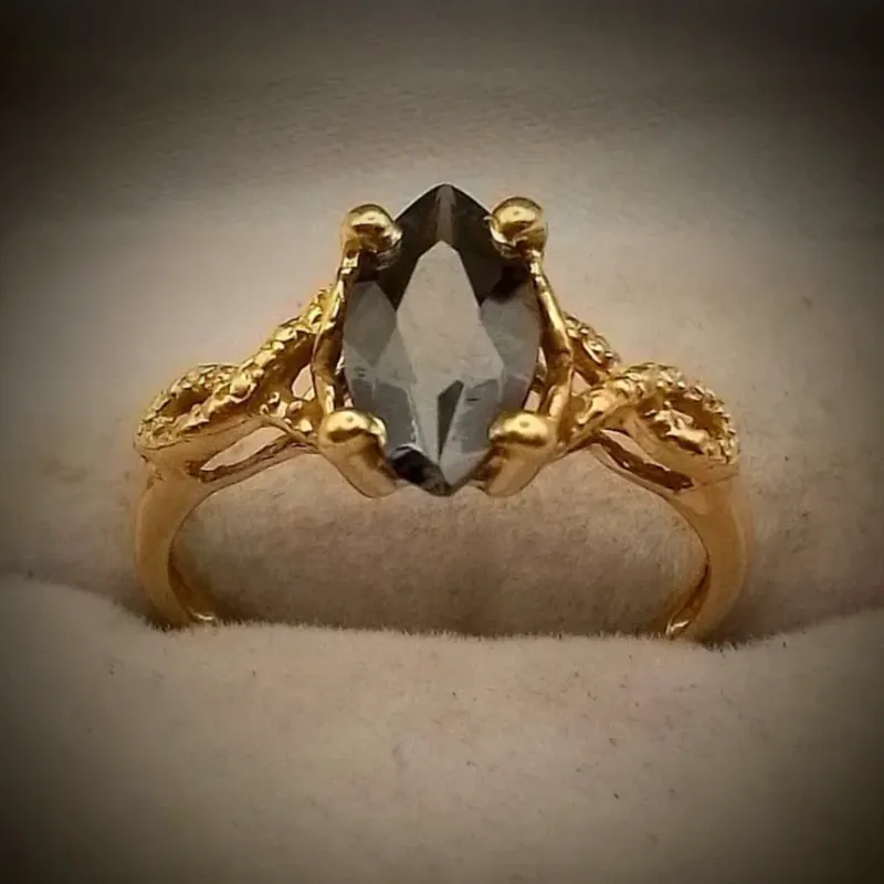 Anillo 10k Fuerte Con una Almendra Negra talla 8-1/4