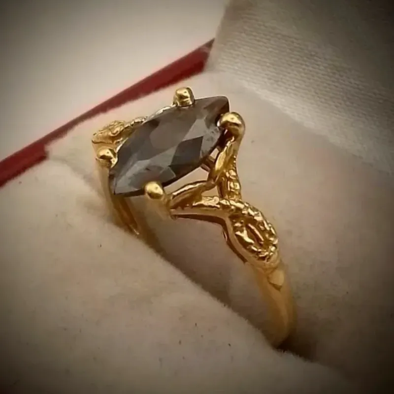 Anillo 10k Fuerte Con una Almendra Negra talla 8-1/4