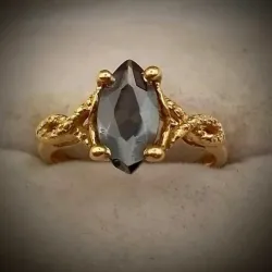 Anillo 10k Fuerte Con una Almendra Negra talla 8-1/4