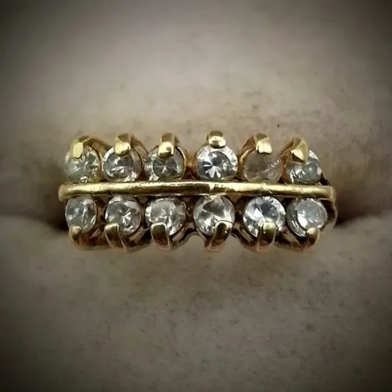 Anillo 10k Macizo Clásico Con dos Hileras de Circones Blancos Redondos Talla 5-1/4