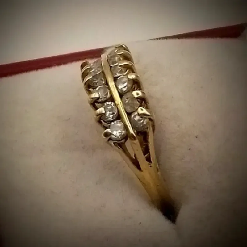 Anillo 10k Macizo Clásico Con dos Hileras de Circones Blancos Redondos Talla 5-1/4