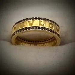 Anillo Estilo Alianza con Circones Negros en el Borde dice Bulgari talla 6