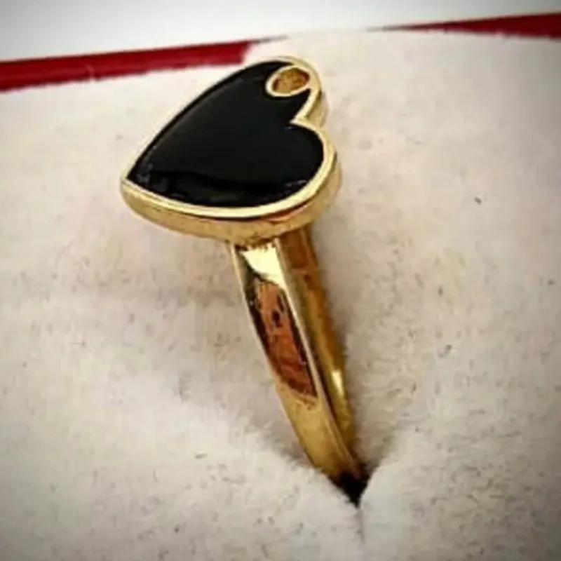 Anillo Original 10K en Forma de Corazón Con Onix Negro es talla 6-1/2